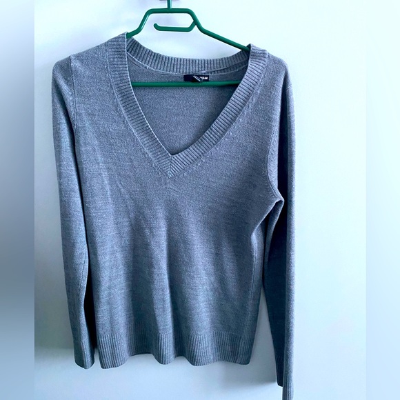 H&M Vneck Sweater - Picture 1 of 1